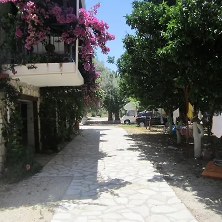 Ξενοδοχείο με διαμερίσματα Poros
