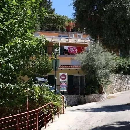Ξενοδοχείο με διαμερίσματα Poros